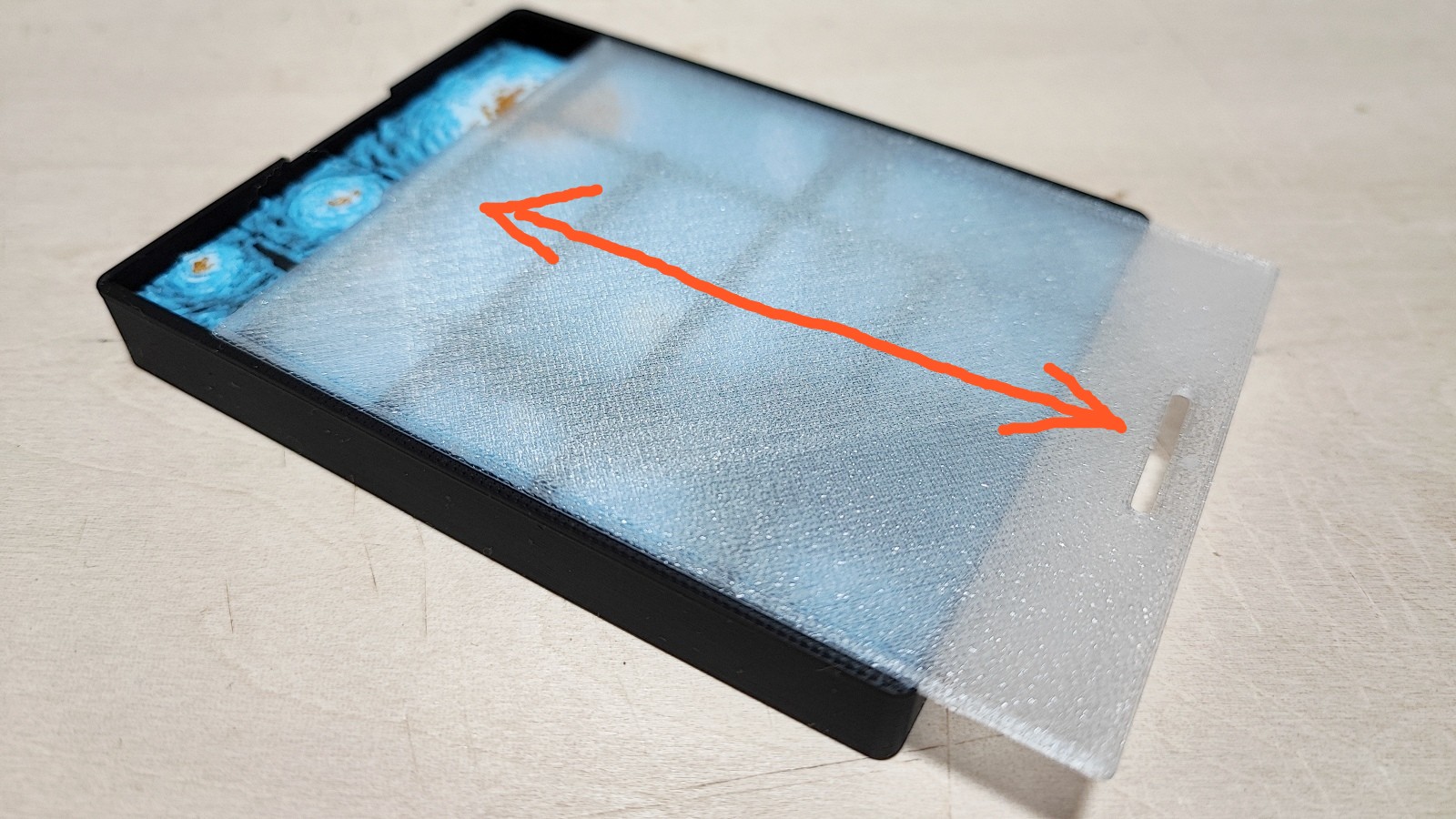 蓋を前後にスライドして開閉します