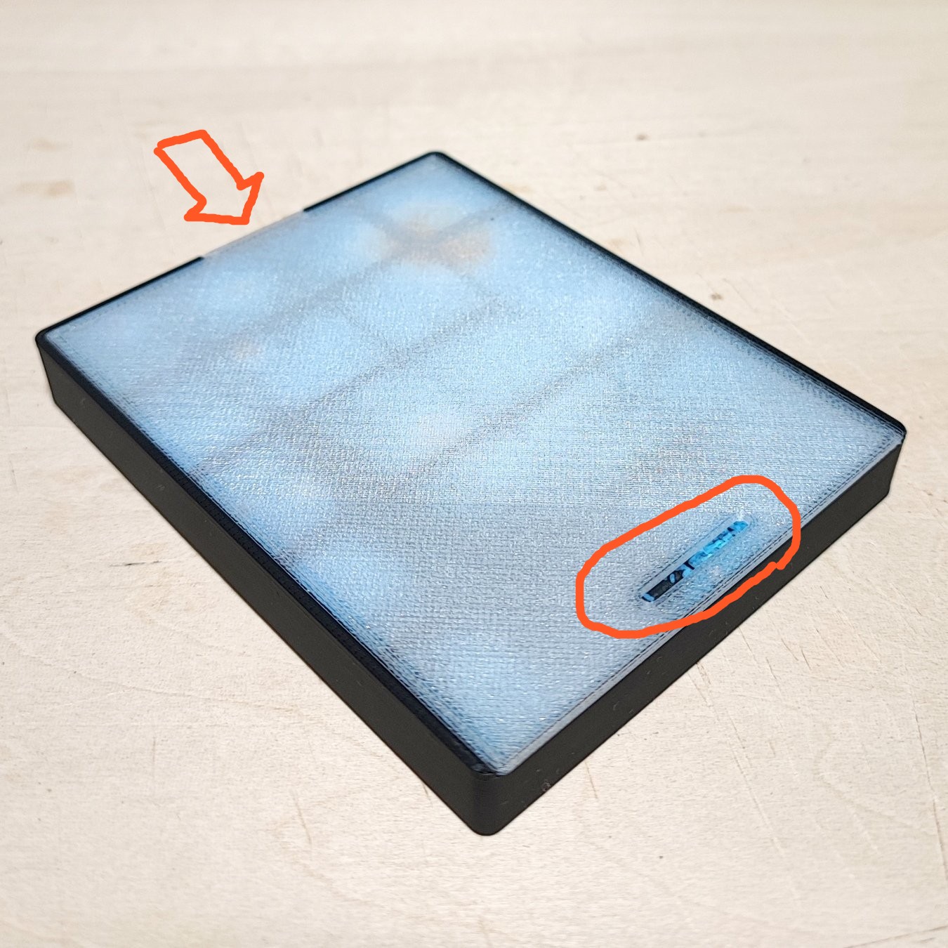 蓋の先端部分を横から押すか、蓋にある横長の穴に指や爪を引っかけるかすると開けやすいです