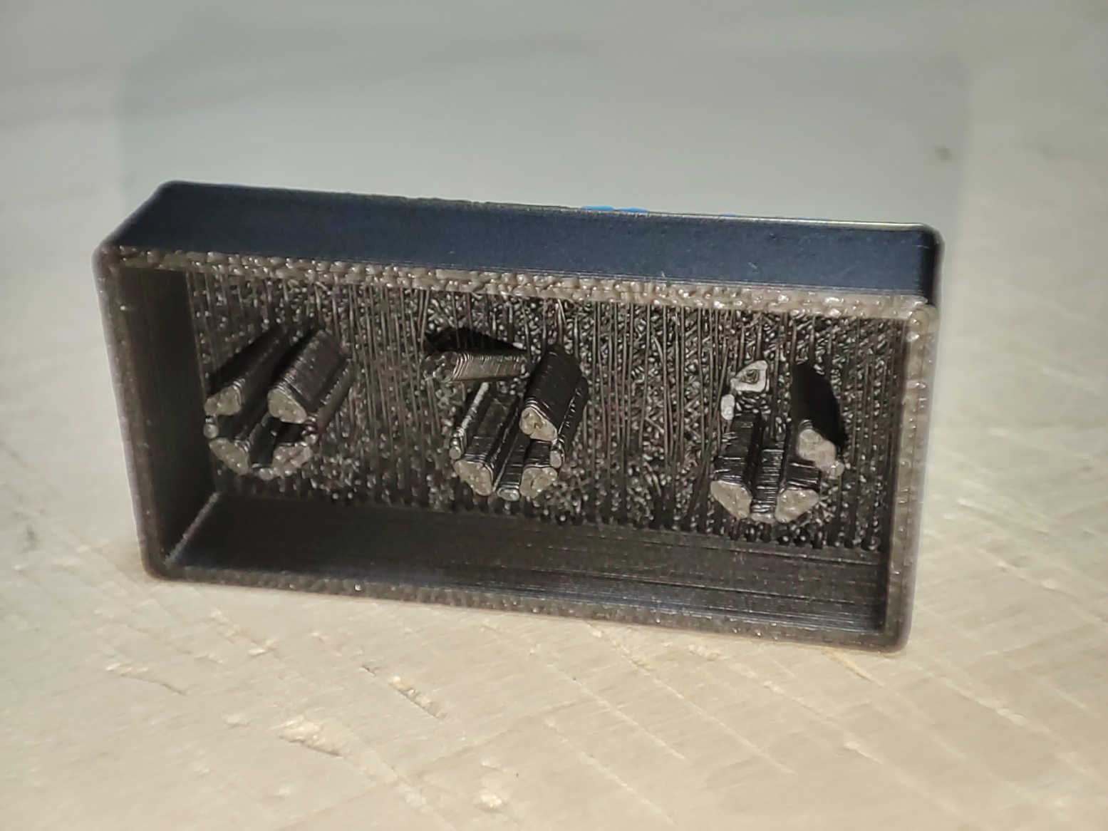 無理に取り付けようとして失敗した、の図